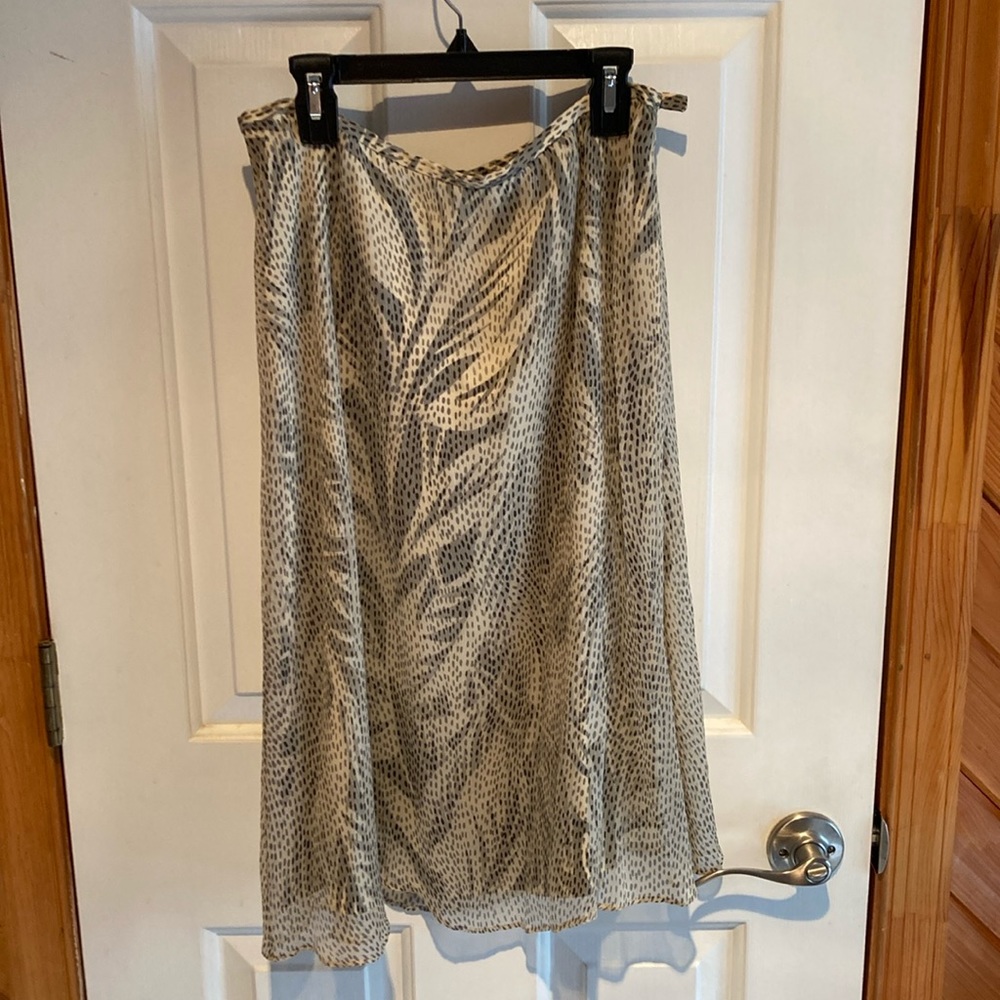Stunning below the knee skirt, fun and flirty